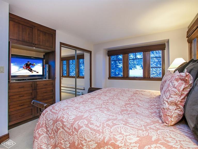 355 Offerson Road, Unit P3 Beaver Creek, CO 81620 - Photo 14 of 25 Comfortable and warm Master Suite.