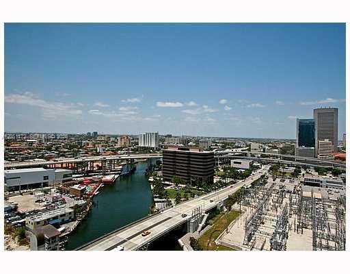 185 Southwest 7th Street, Unit 3105 Miami, FL 33130 - Photo 2 of 20 View