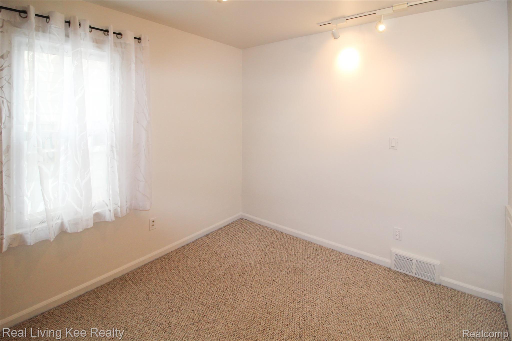 305 East Webster Road Royal Oak, MI 48073 - Photo 17 of 51 IMG_6010.jpg
