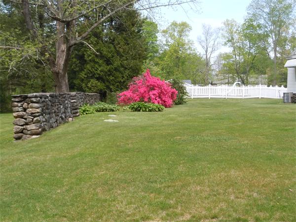 29 Putnam Road Sturbridge, MA 01566 - Photo 16 of 19 a front view of a house with a yard