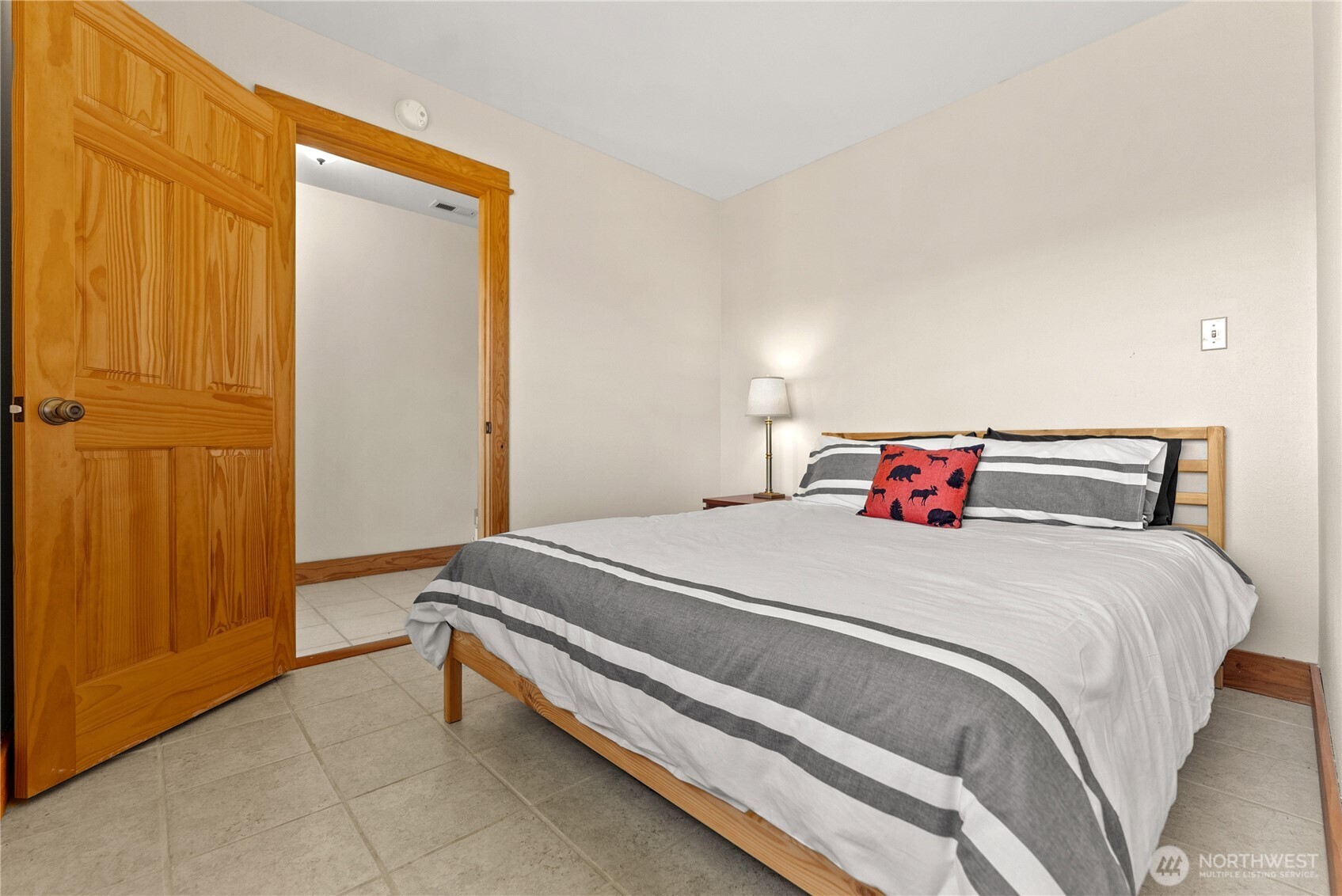 427 Rendezvous Road Winthrop, WA 98862 - Photo 35 of 40 a bedroom with a bed and a table