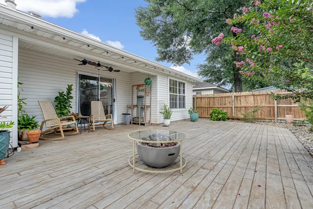 a view of back yard of the house