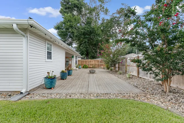 a view of a backyard