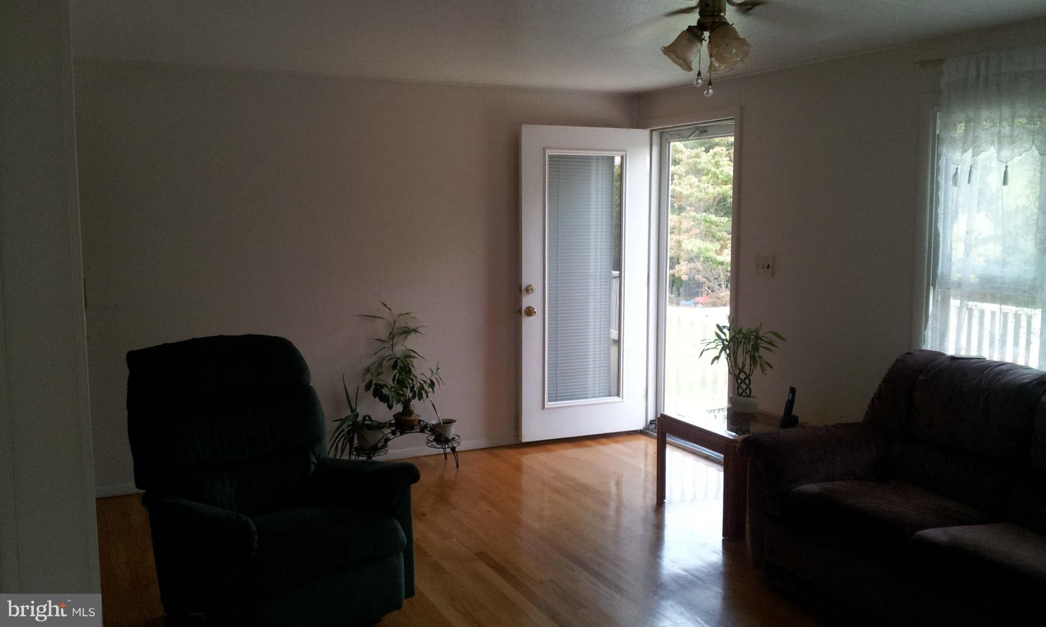 2410 Dargan Road Sharpsburg, MD 21782 - Photo 10 of 28 Living Room