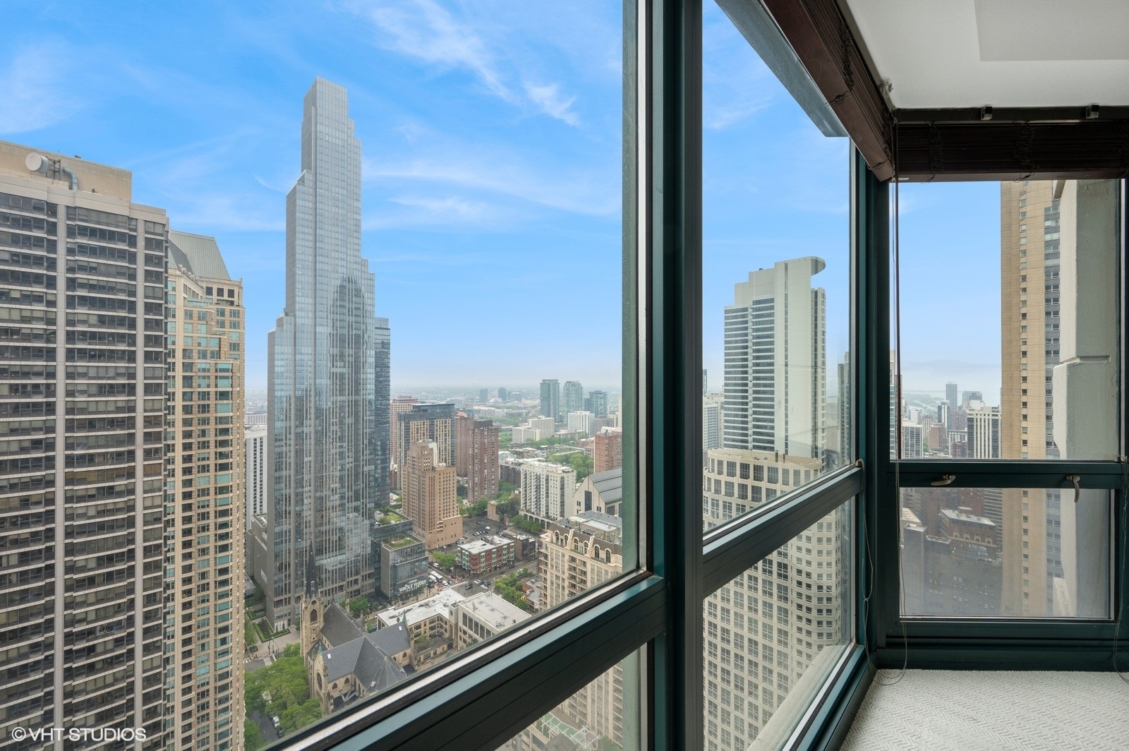 100 East Huron Street, Unit 3501 Chicago, IL 60611 - Photo 22 of 30 a view of sky from window