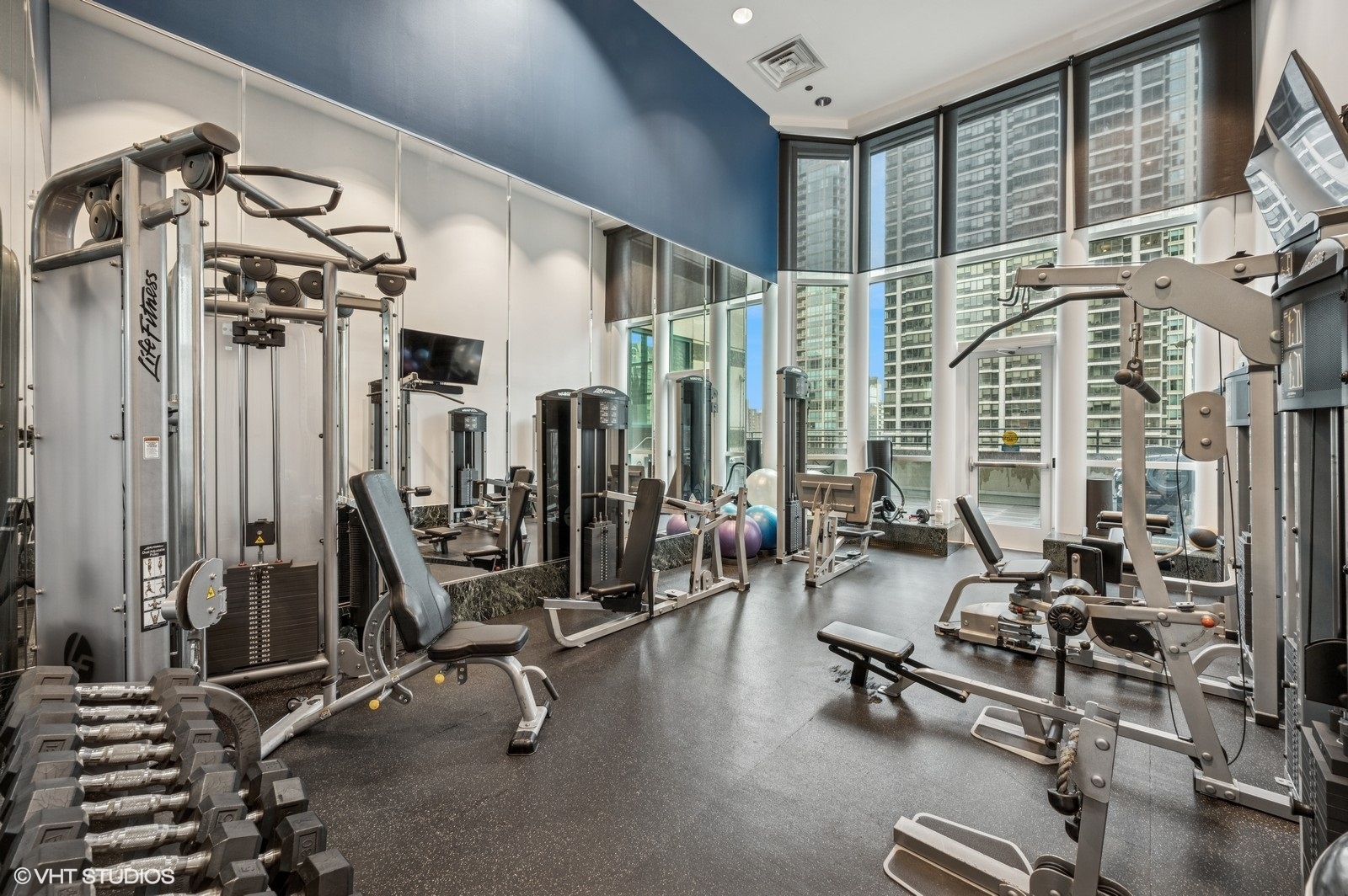 100 East Huron Street, Unit 3501 Chicago, IL 60611 - Photo 26 of 30 a view of a room with gym equipment