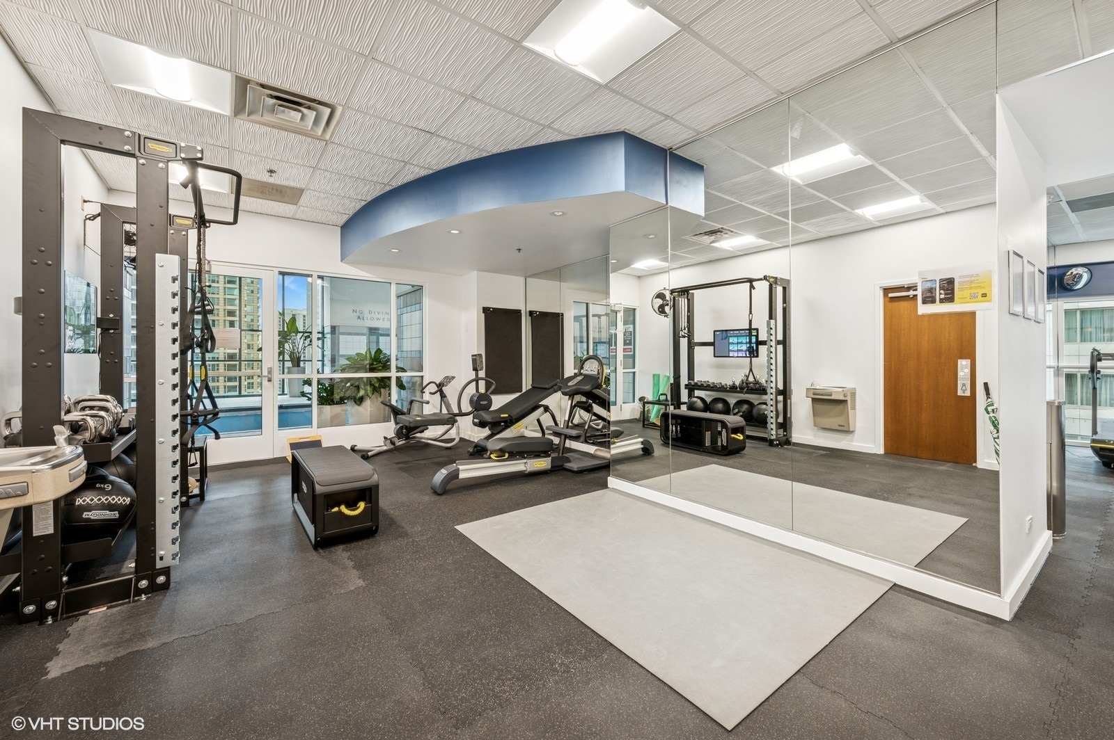 100 East Huron Street, Unit 3501 Chicago, IL 60611 - Photo 27 of 30 a view of a room with gym equipment