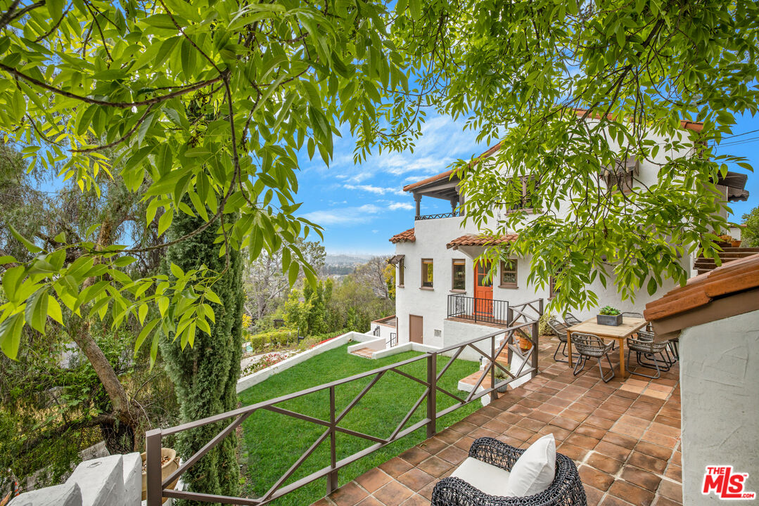 861 Cavanagh Road Glendale, CA 91207 - Photo 16 of 21 a view of an outdoor sitting area