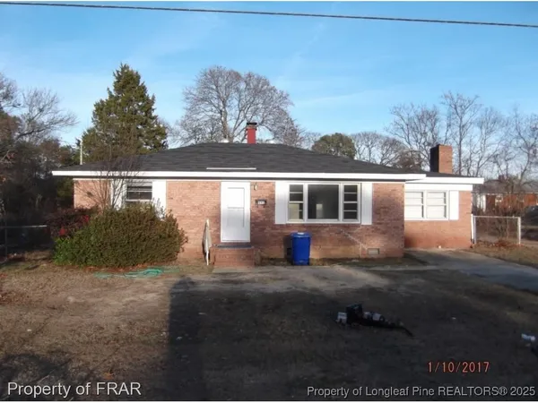 a view of house with backyard