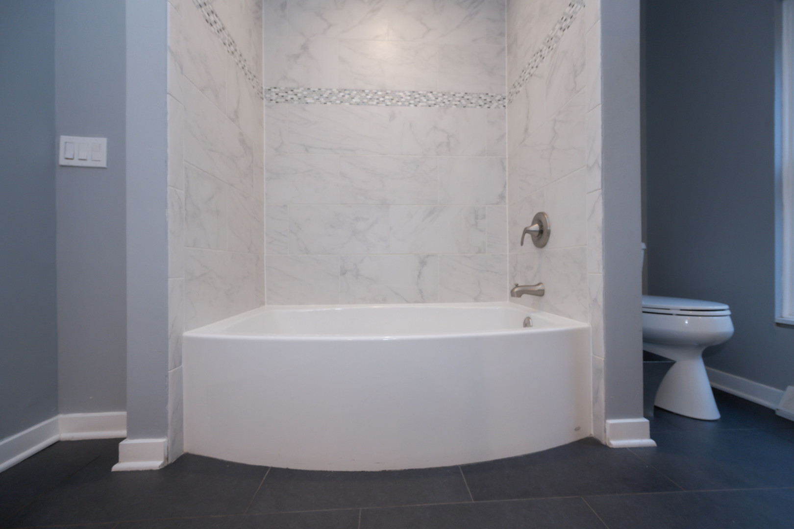 1701 West Byron Street Chicago, IL 60613 - Photo 30 of 57 a white bath tub sitting next to a white toilet