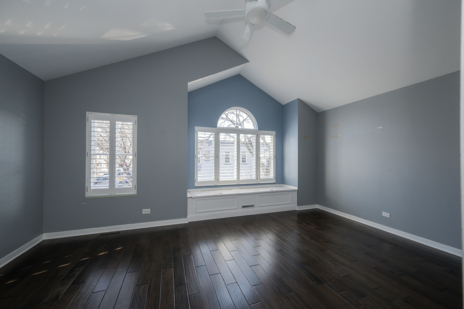 1701 West Byron Street Chicago, IL 60613 - Photo 32 of 57 a view of an empty room with wooden floor and a window