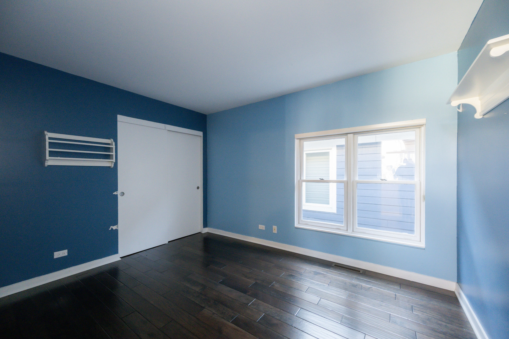 1701 West Byron Street Chicago, IL 60613 - Photo 36 of 57 a view of an empty room with wooden floor and a window