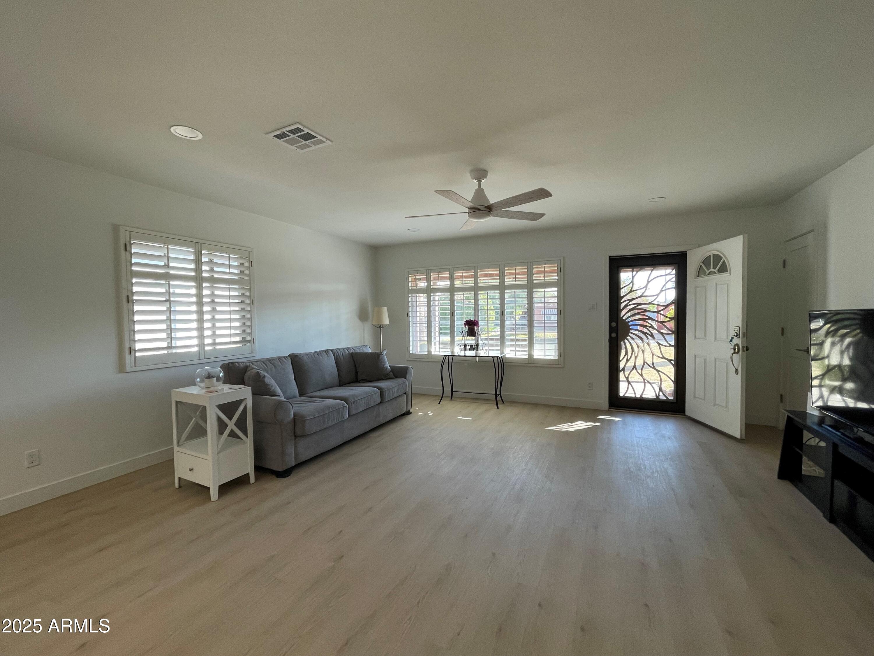 830 East Lamar Road Phoenix, AZ 85014 - Photo 13 of 35 Front Entrance Into Great Room