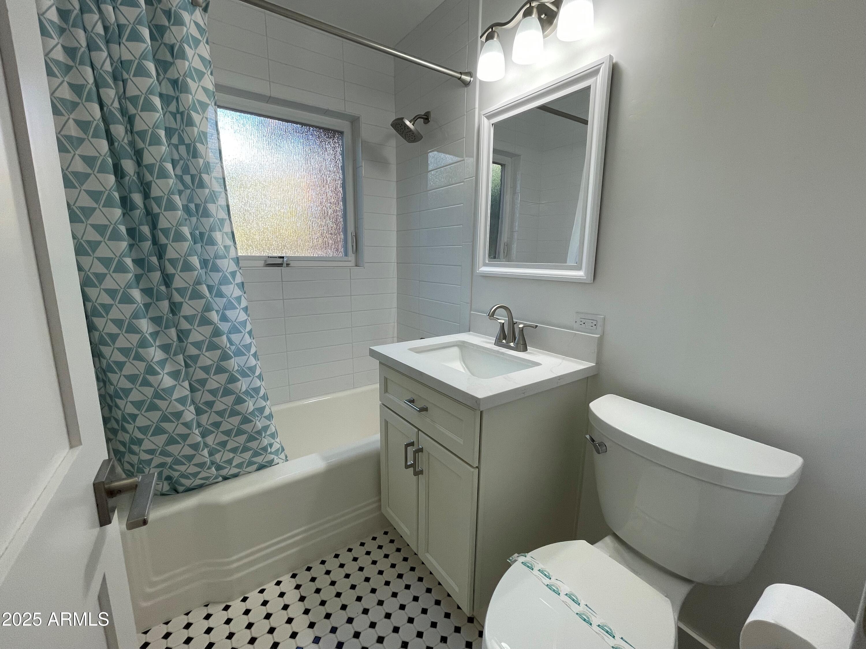 830 East Lamar Road Phoenix, AZ 85014 - Photo 28 of 35 Main Bathroom