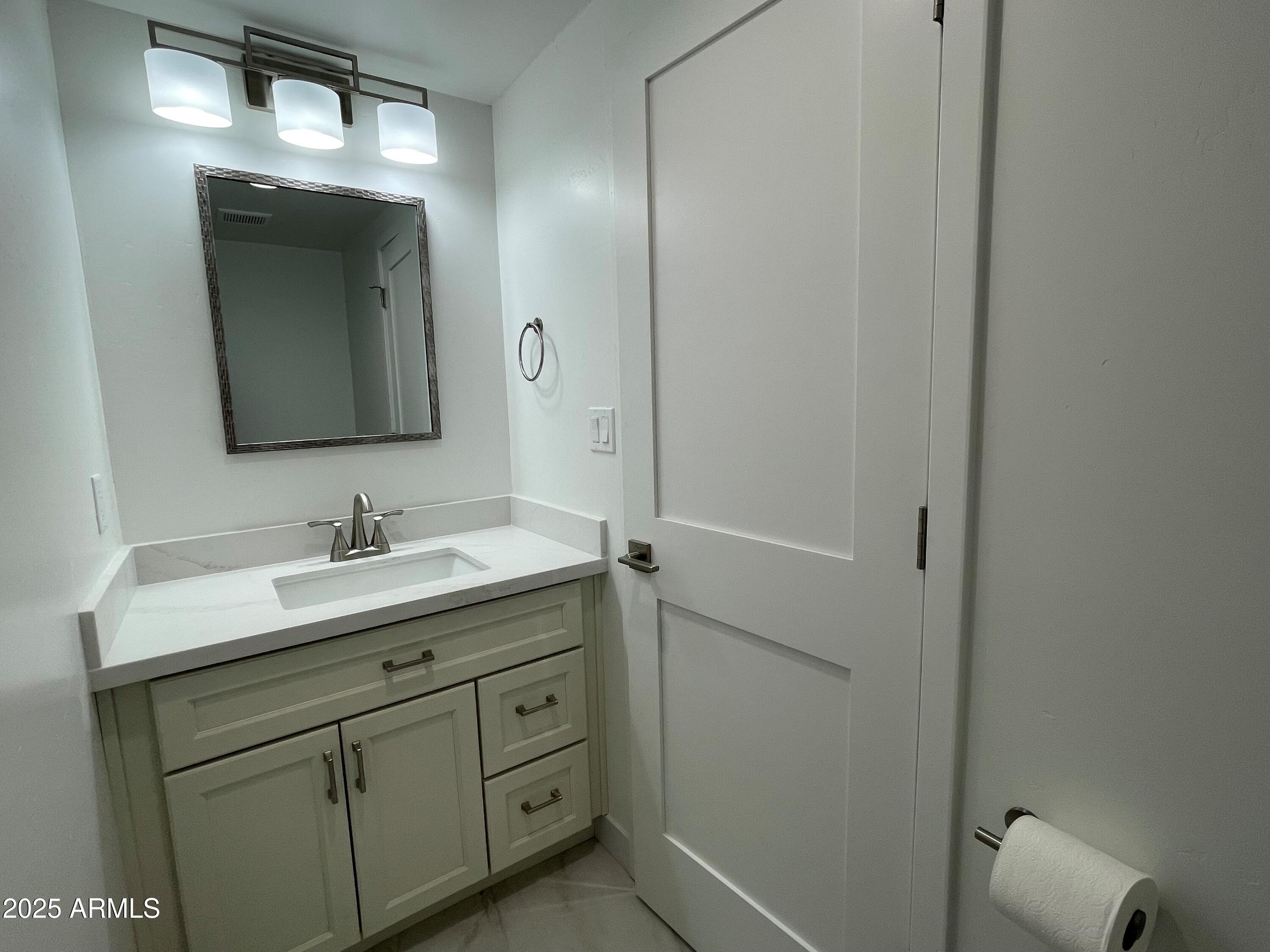 830 East Lamar Road Phoenix, AZ 85014 - Photo 33 of 35 Second Bathroom