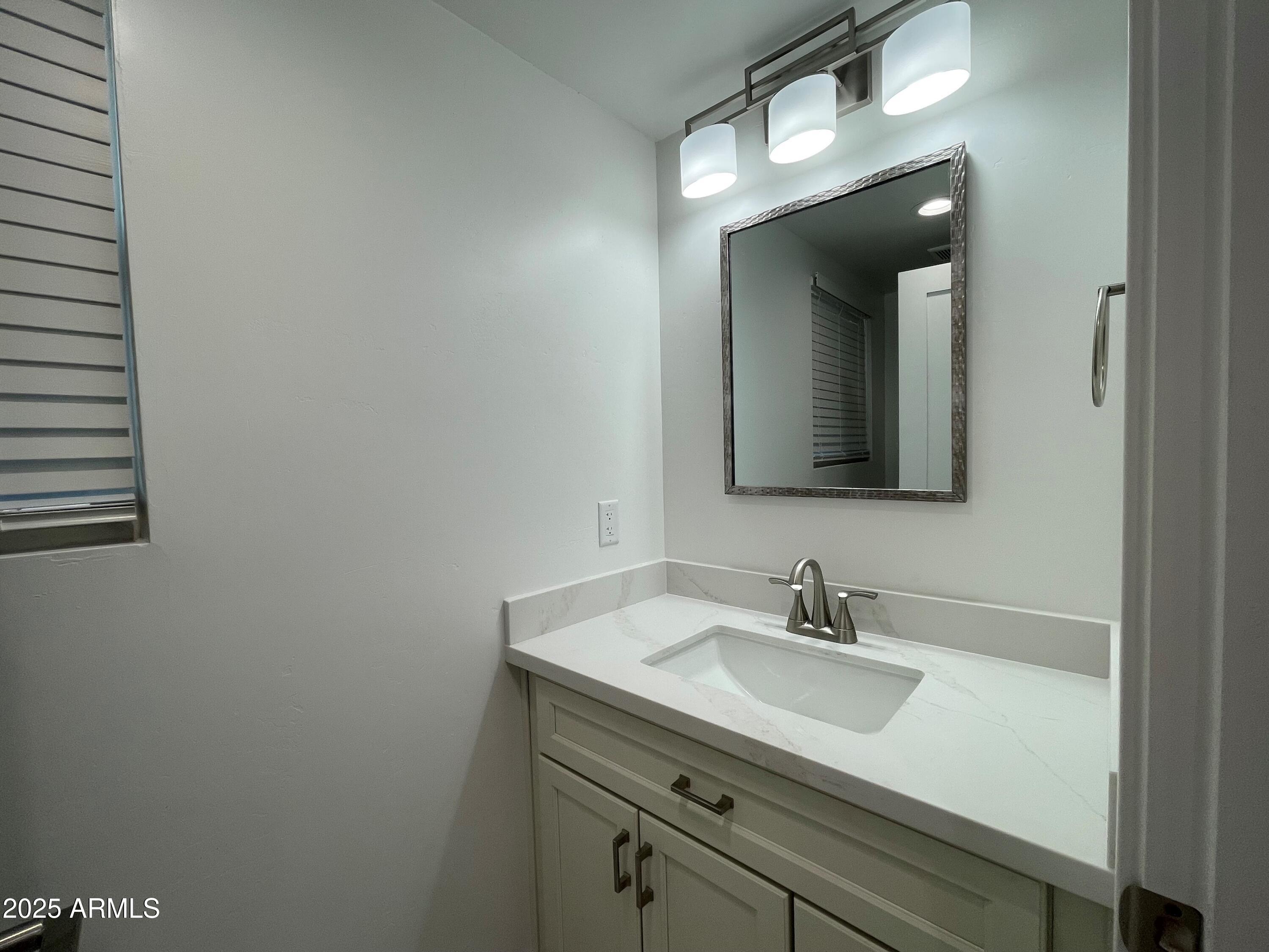 830 East Lamar Road Phoenix, AZ 85014 - Photo 34 of 35 Second Bathroom