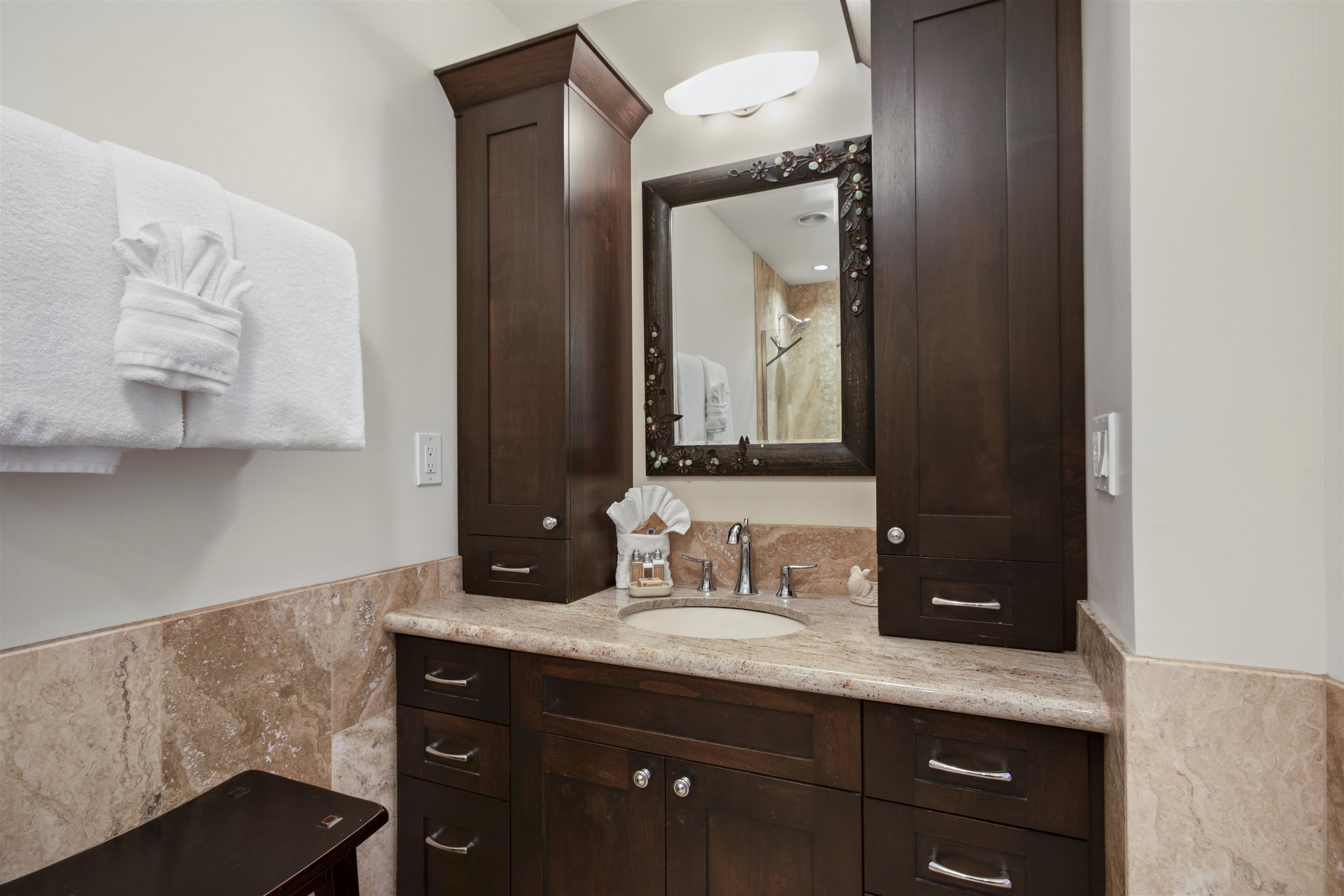 150 Puukolii Road, Unit 41 Lahaina, HI 96761 - Photo 28 of 34 a bathroom with a sink vanity and mirror