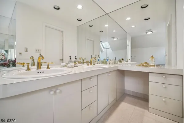 $1,425,000 | 137 High Oaks Drive, Warren, NJ 07059