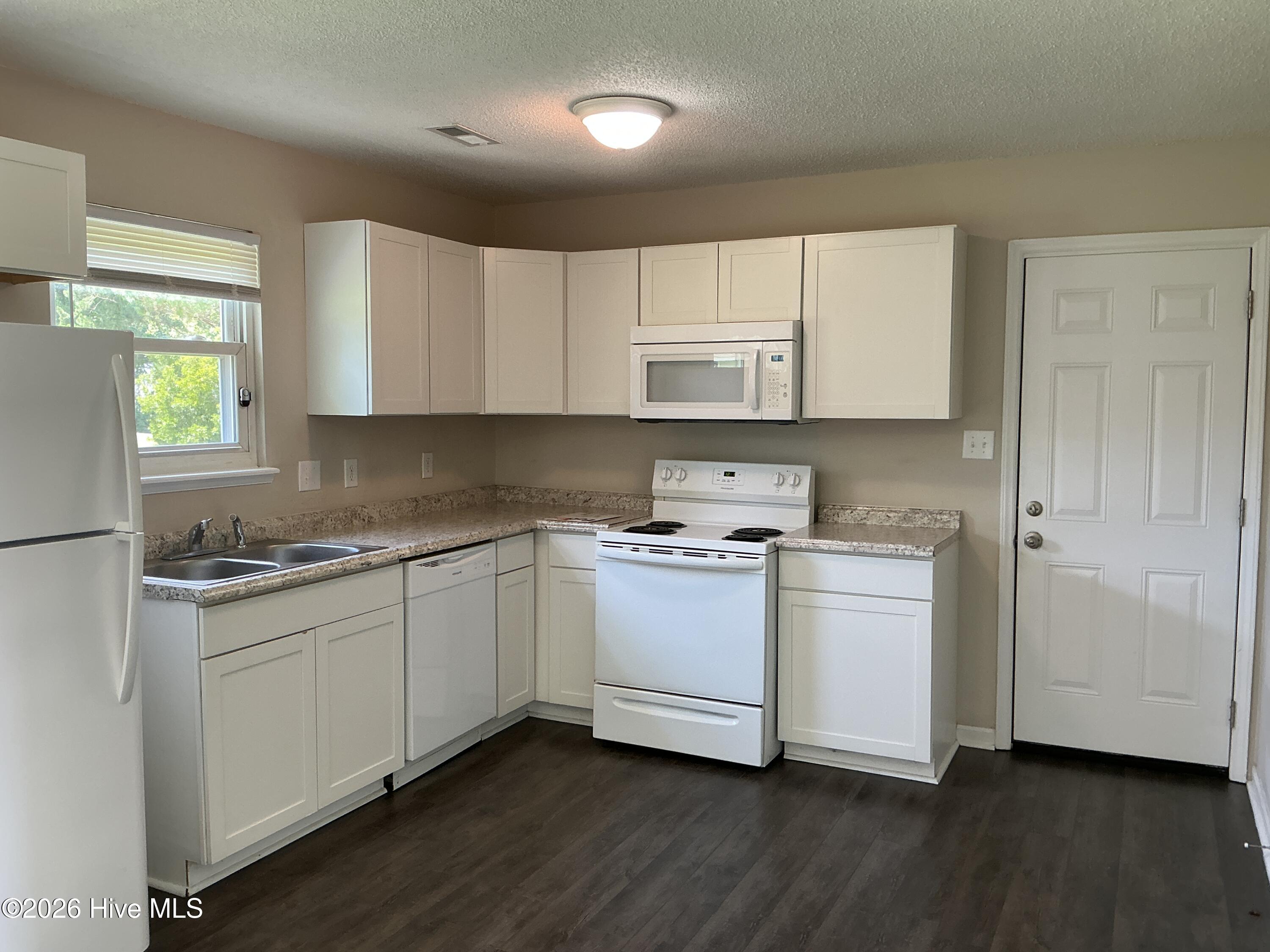 1011 Ridgecrest Lane Jacksonville, NC 28546 - Photo 8 of 21 Kitchen