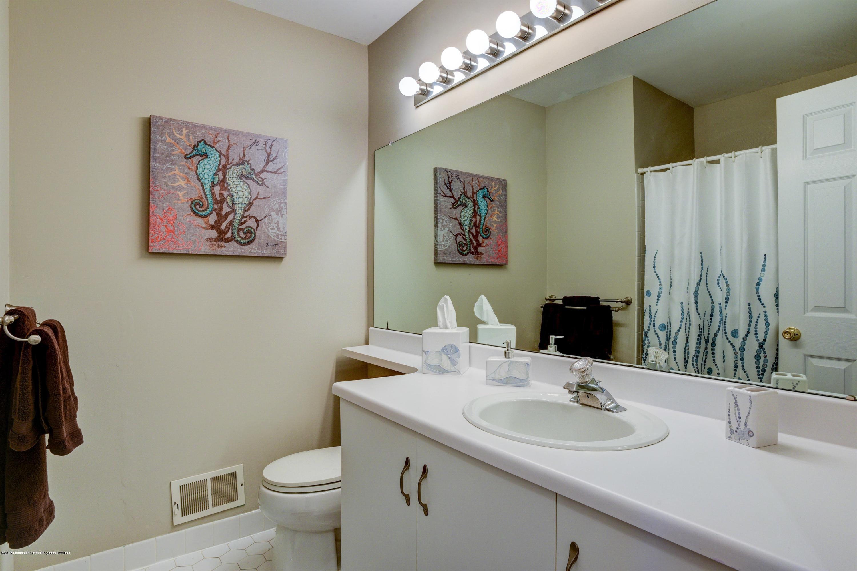 5 Oxford Road Holmdel, NJ 07733 - Photo 19 of 30 019_Full Bath