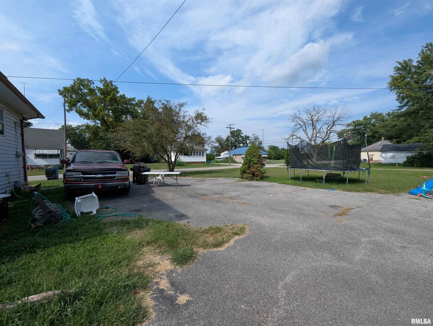 657 North Hickory Street Centralia, IL 62801 - Photo 11 of 12 a house view with a garden space