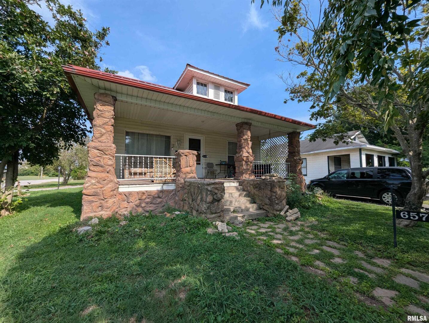 657 North Hickory Street Centralia, IL 62801 - Photo 2 of 12 a front view of a house with yard and green space