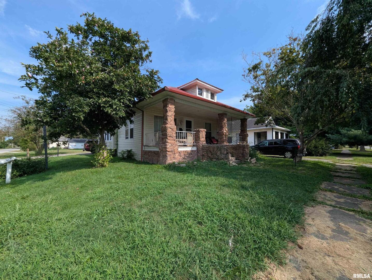 657 North Hickory Street Centralia, IL 62801 - Photo 4 of 12 a front view of a house with a garden