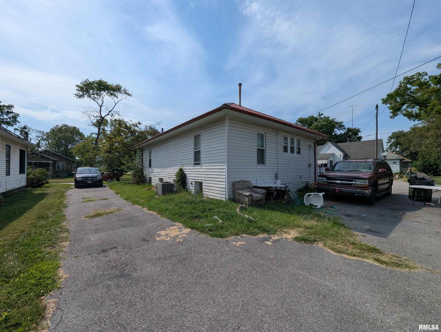 657 North Hickory Street Centralia, IL 62801 - Photo 5 of 12 a view of a house with patio