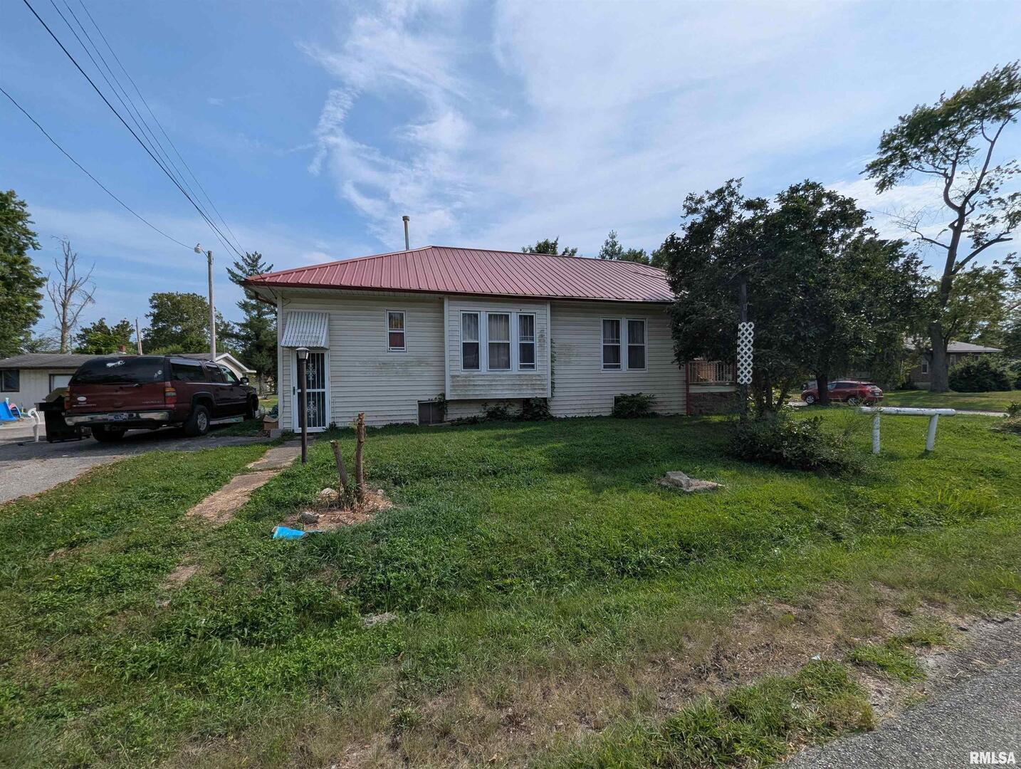 657 North Hickory Street Centralia, IL 62801 - Photo 7 of 12 a house view with a garden space