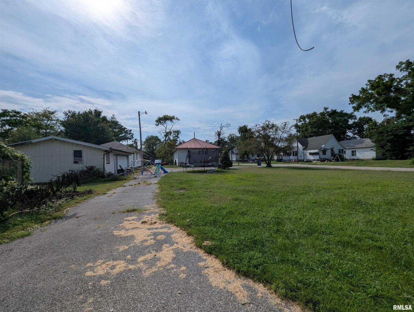 657 North Hickory Street Centralia, IL 62801 - Photo 9 of 12 a front view of a house with garden