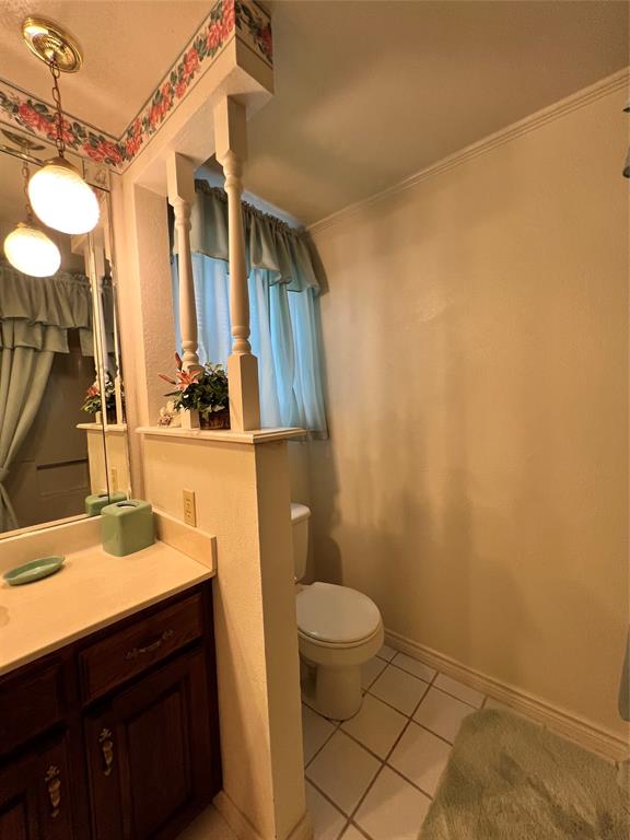 104 East Little Street Hamilton, TX 76531 - Photo 25 of 27 a bathroom with a sink and a mirror