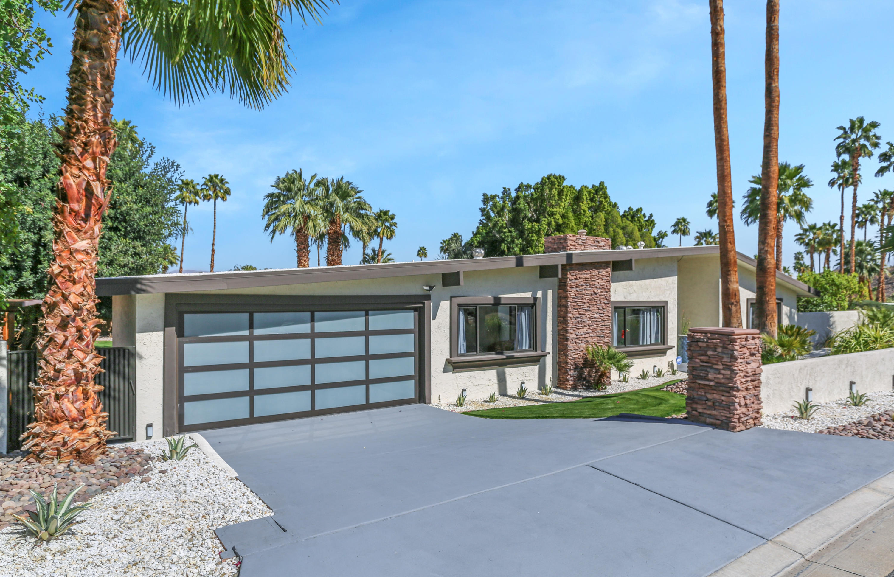71480 Halgar Road Rancho Mirage, CA 92270 - Photo 3 of 52 front view of a house with a street