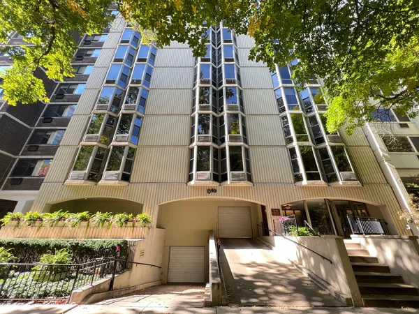 $2,500 | 1340 North Dearborn Street, Unit 7B, Chicago, IL 60610