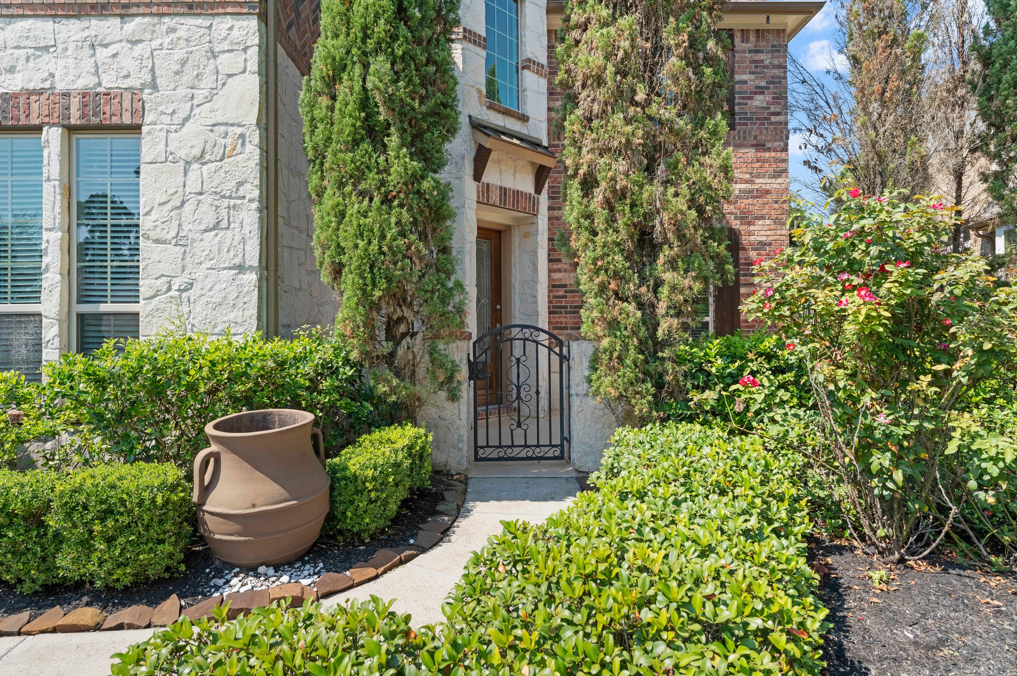 39 Tioga Place Tomball, TX 77375 - Photo 3 of 49 front view of a house