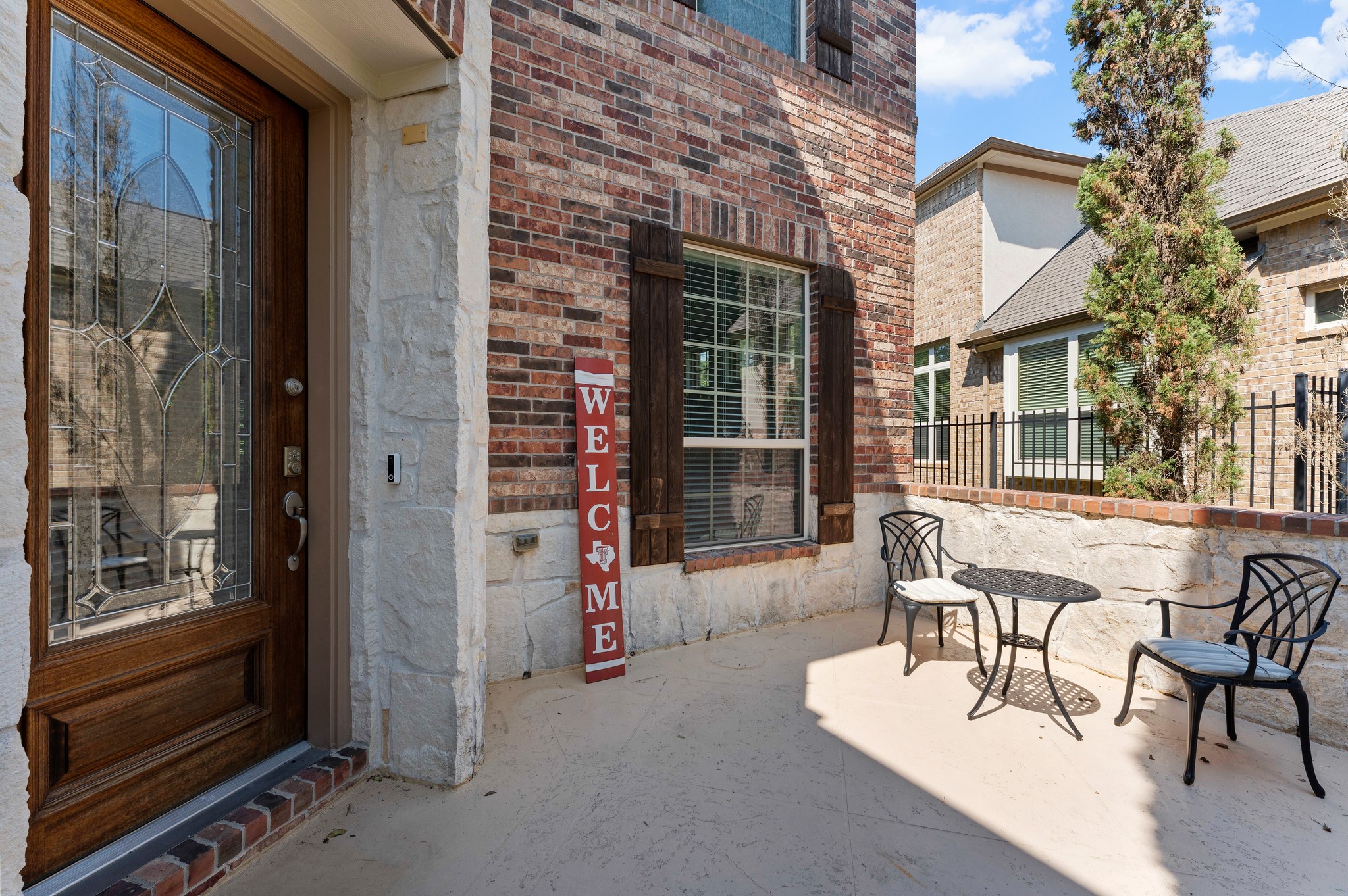 39 Tioga Place Tomball, TX 77375 - Photo 4 of 49 a view of a patio with a table and chairs and floor to ceiling window and wooden fence