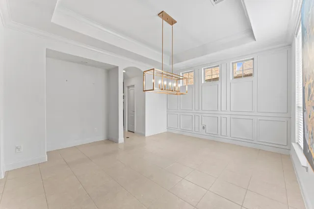 a view of a chandelier fan and entryway in a room