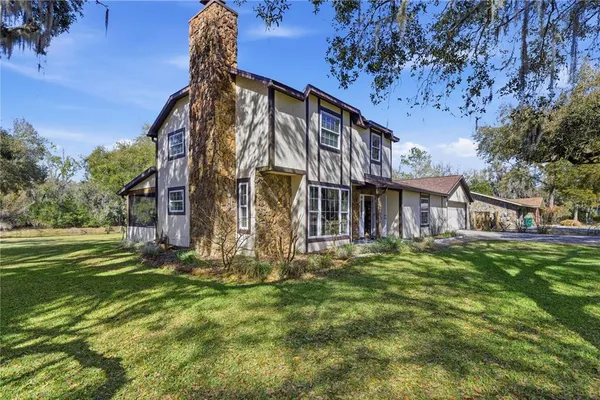 a view of a house with a yard