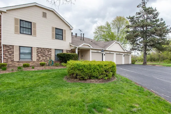 $214,900 | 5227 Rockpointe Court, Unit 5227, Gurnee, IL 60031