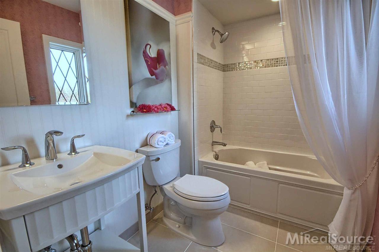 2444 Crownhedge Court Rochester, MI 48306 - Photo 17 of 32 Gallery Image 17