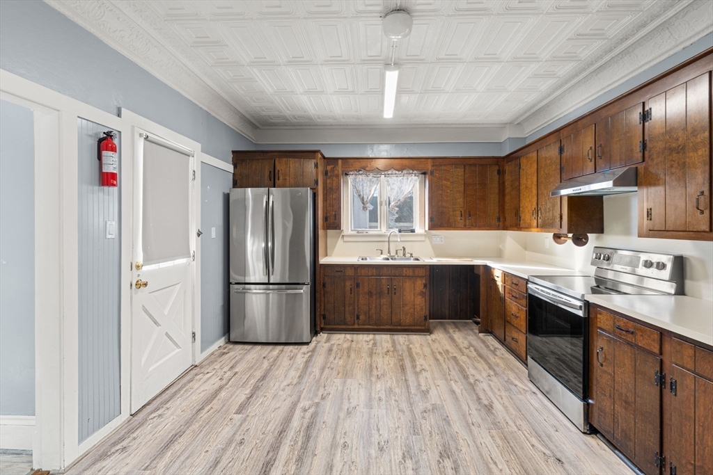 44 19th Street Lowell, MA 01850 - Photo 2 of 41