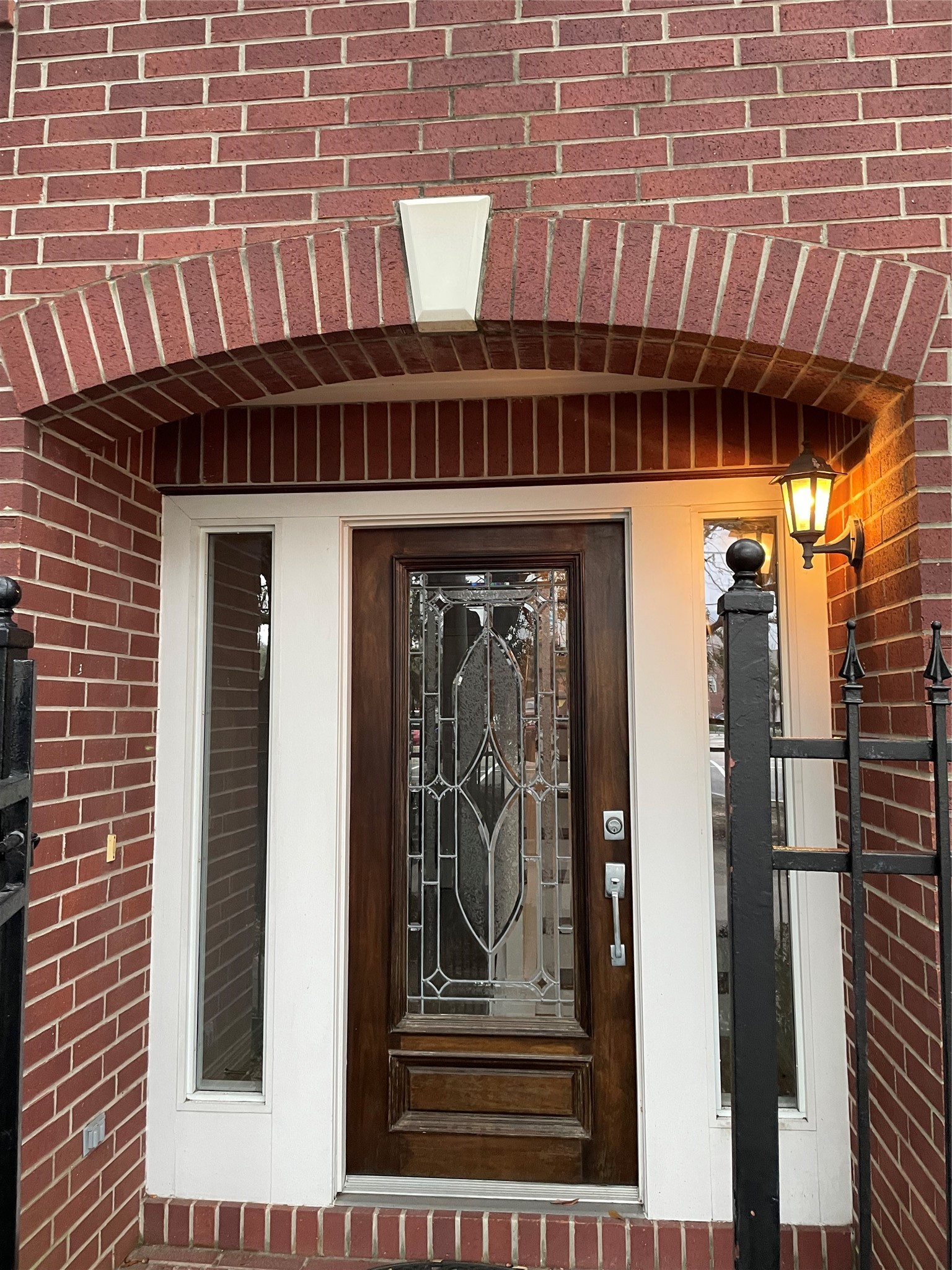 1040 La Rue Street Houston, TX 77019 - Photo 3 of 29 a view of entryway with a door