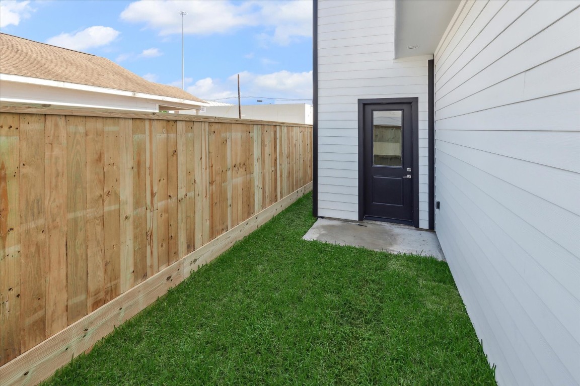 5613 Leonard Street Houston, TX 77023 - Photo 18 of 21 a view of a backyard of the house