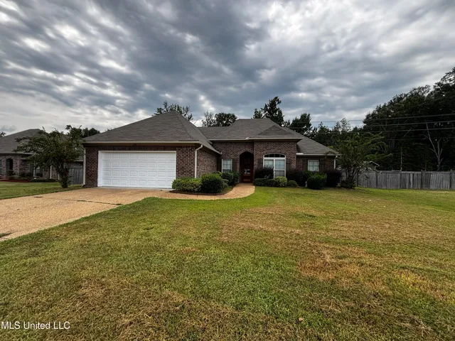$2,100 | 990 Clubhouse Drive, Pearl, MS 39208