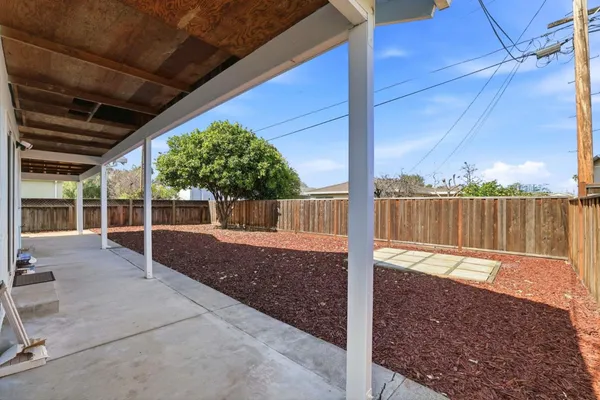 a view of a backyard