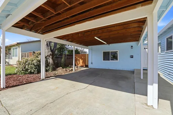 a view of backyard of the house