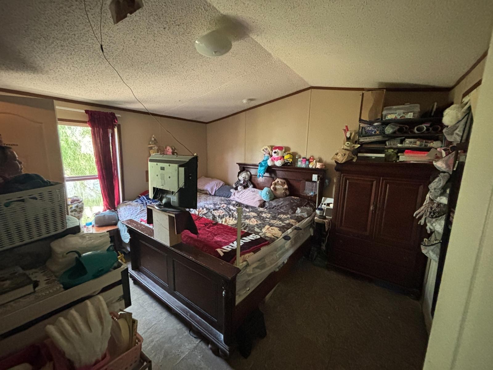 5605 Frst Vista Court Conroe, TX 77306 - Photo 17 of 34 a living room with lots of furniture and a fireplace