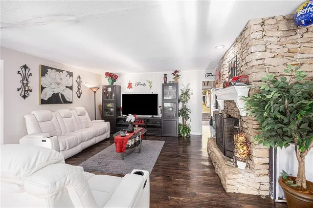 $389,000 | 901 East 109th Terrace, Kansas City, MO 64131