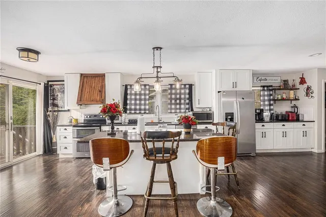 $389,000 | 901 East 109th Terrace, Kansas City, MO 64131