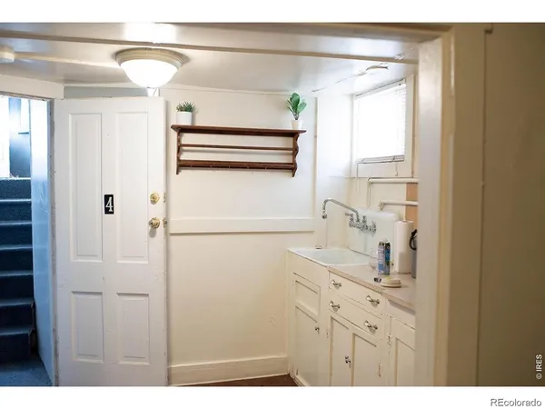 a view of entryway and kitchen