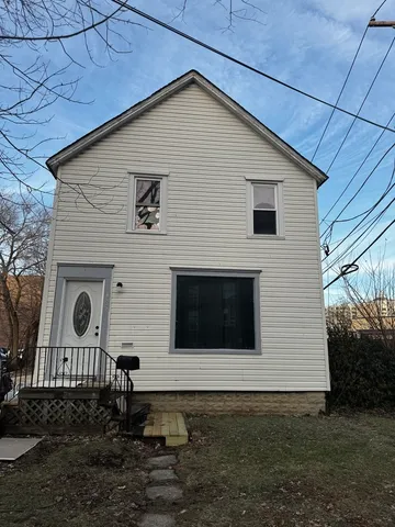 a view of a house with backyard